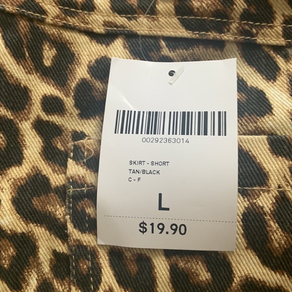 Forever 21 Leopard miniskirt. Never warn great fit for someone around a size 8! - Picture 3 of 3